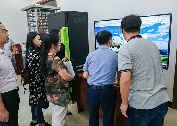 與會人員現(xiàn)場體驗(yàn)新型測報工具及植保信息化平臺