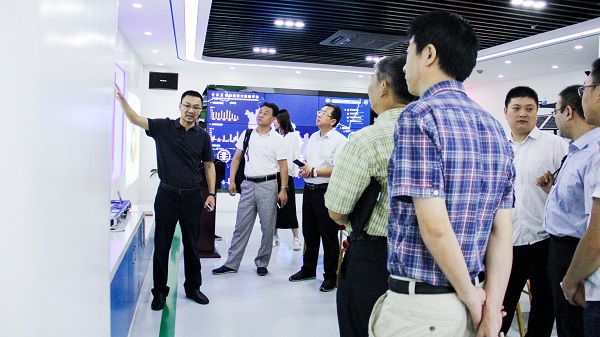 托普云農(nóng)董事長(zhǎng)陳渝陽為領(lǐng)導(dǎo)講解