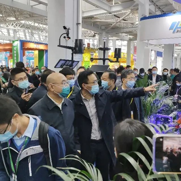 農(nóng)業(yè)農(nóng)村部種植業(yè)管理司潘文博司長、全國農(nóng)技中心魏啟文主任、中國農(nóng)業(yè)技術(shù)推廣協(xié)會陳生斗會長一行蒞臨托普云農(nóng)展位
