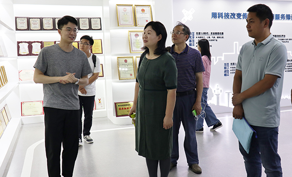 劉燕副主任一行蒞臨托普云農(nóng)考察交流