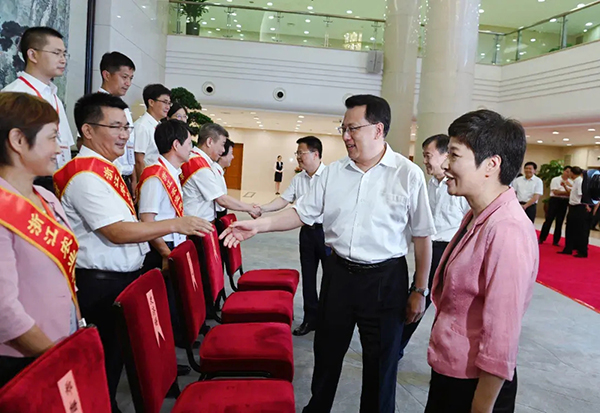 省委書記、省人大常委會(huì)主任袁家軍，省委副書記、省長鄭柵潔看望省農(nóng)業(yè)科技突出貢獻(xiàn)者和先進(jìn)工作者