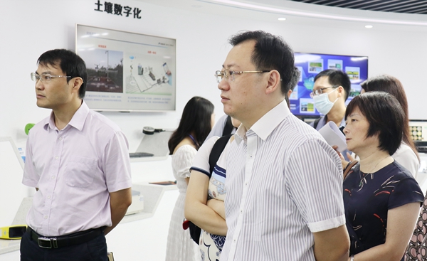 劉兵院長一行參觀托普云農(nóng)數(shù)字三農(nóng)展廳