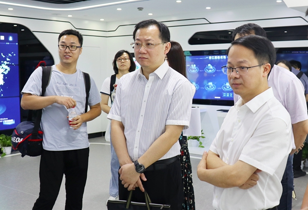 劉兵院長一行參觀托普云農(nóng)數(shù)字三農(nóng)展廳