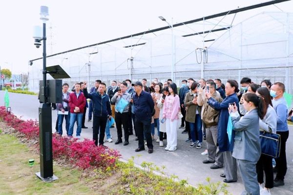 培訓班參觀托普云農無線墑情自動監(jiān)測站