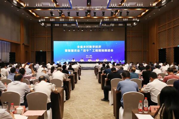 與會代表們現(xiàn)場考察托普云農(nóng)技術支撐的數(shù)字化應用場景