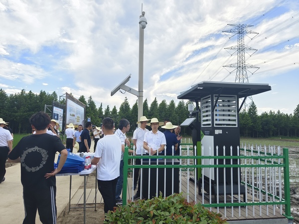 與會代表們現(xiàn)場考察托普云農(nóng)技術支撐的數(shù)字化應用場景