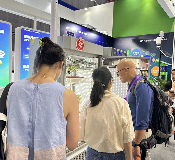 國際嘉賓關(guān)注托普云農(nóng)智能人工氣候箱